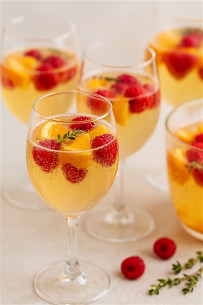 Festtagsbowle mit Sekt – fruchtig, prickelnd und ideal für Silvester