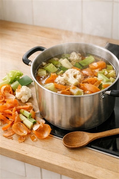 Gemüsebrühe selber machen ist einfach, günstig und nachhaltig. Mit Gemüseresten entsteht eine aromatische Grundbrühe für Suppen, Soßen und Eintöpfe.