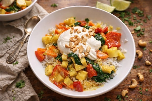 Cremiges Pastinaken-Curry mit Paprika, Spinat, Joghurt & Cashews