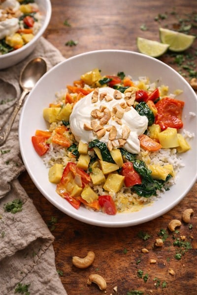 Cremiges Pastinaken-Curry mit Paprika, Spinat, Joghurt & Cashews