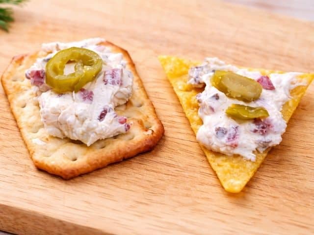 Salami Frischkäse Dip auf Cracker und Natcho
