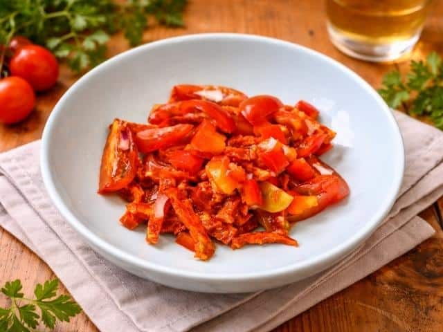 Paprika-Tomaten-Salat mit Kolbász – schneller Salat ohne Kochen