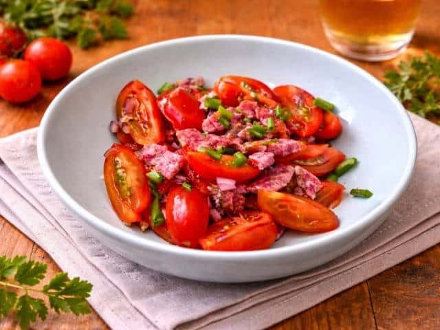 Tomaten Salami Salat – schneller Salat mit PICK Salami