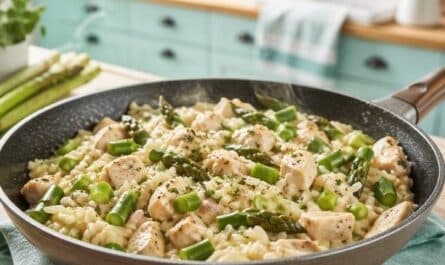 Cremige Spargel-Hähnchen Pfanne mit Haferreis und Restesauce