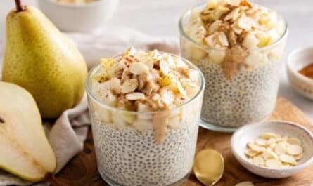 Cremiger Vanille-Chiapudding mit Birne & Mandelmus. Frühstück aus dem Glas – sättigend, cremig und perfekt zum Vorbereiten