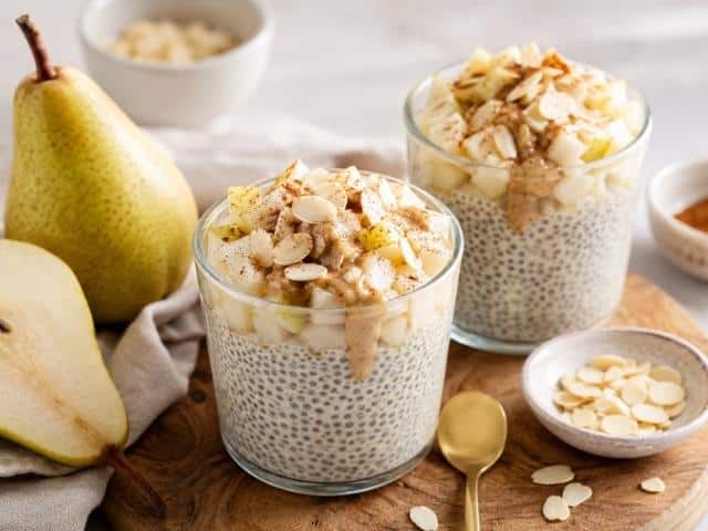 Cremiger Chiapudding mit Birne und Mandelmus
